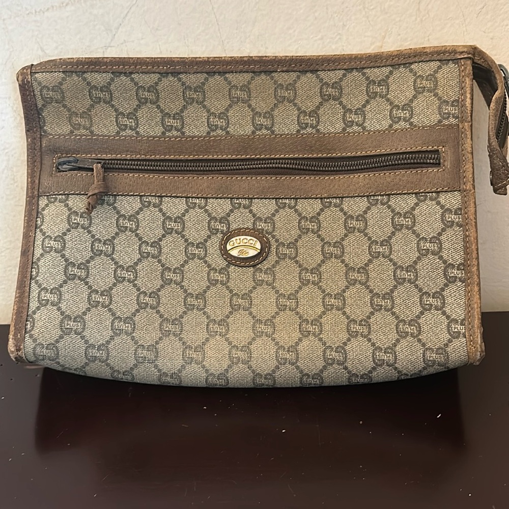 Gucci plus clutch GUVC! Comes with Gucci plus COA!!
